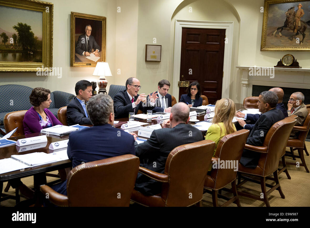 Le président Barack Obama à l'écoute de Thomas Perez Secrétaire du travail au cours d'une réunion dans la Roosevelt Room de la Maison Blanche, le 8 août 2014. Ph Banque D'Images