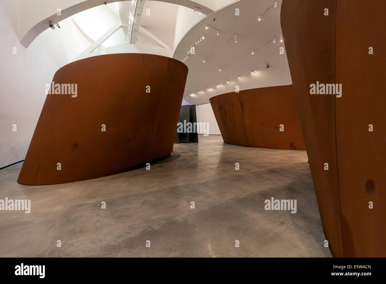 La question de temps par Richard Serra. Musée Guggenheim Bilbao conçu par l'architecte Frank Gehry, canado-américaines Banque D'Images