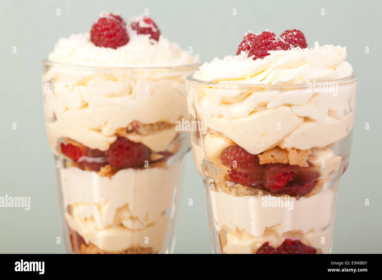 Close up citron, framboises et noix de coco knickerbocker glory Banque D'Images