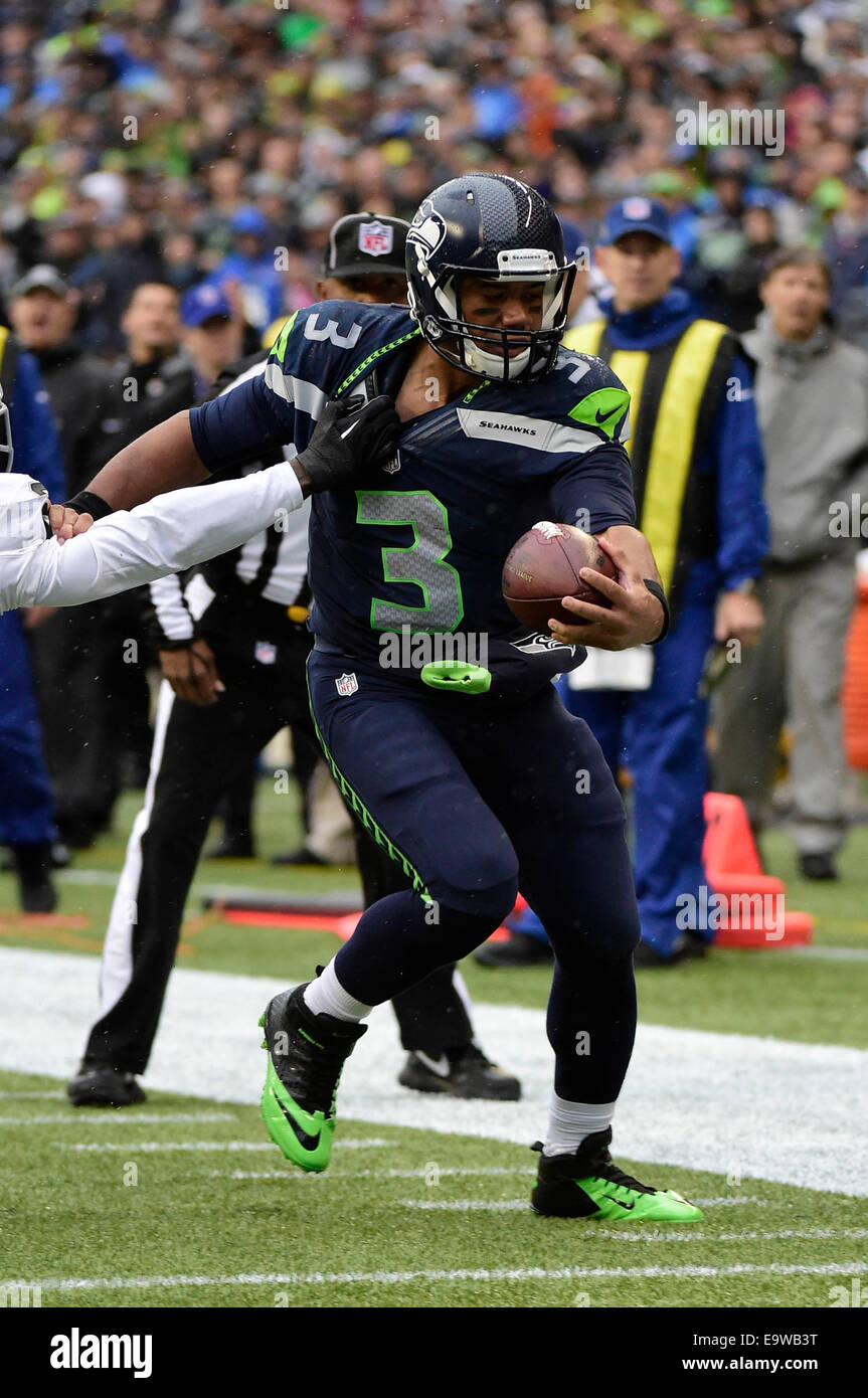 Seattle, Washington, USA. 2 novembre, 2014. Seattle Seahawks quarterback Russell Wilson # 3 dans l'action contre les Raiders d'Oakland au CenturyLink Field à Seattle, WA.Seahawks mènent les Raiders 24 - 3.George Holland/Cal Sport Media. Credit : Cal Sport Media/Alamy Live News Banque D'Images