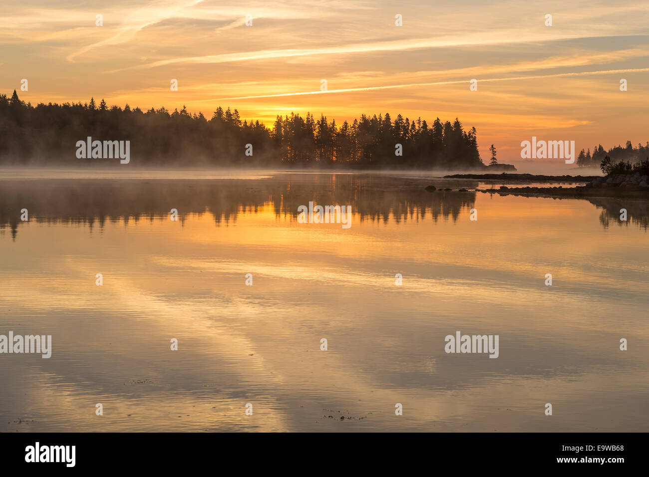 Lever du soleil sur la péninsule de Schoodic dans le Maine au cours du mois d'octobre. Banque D'Images