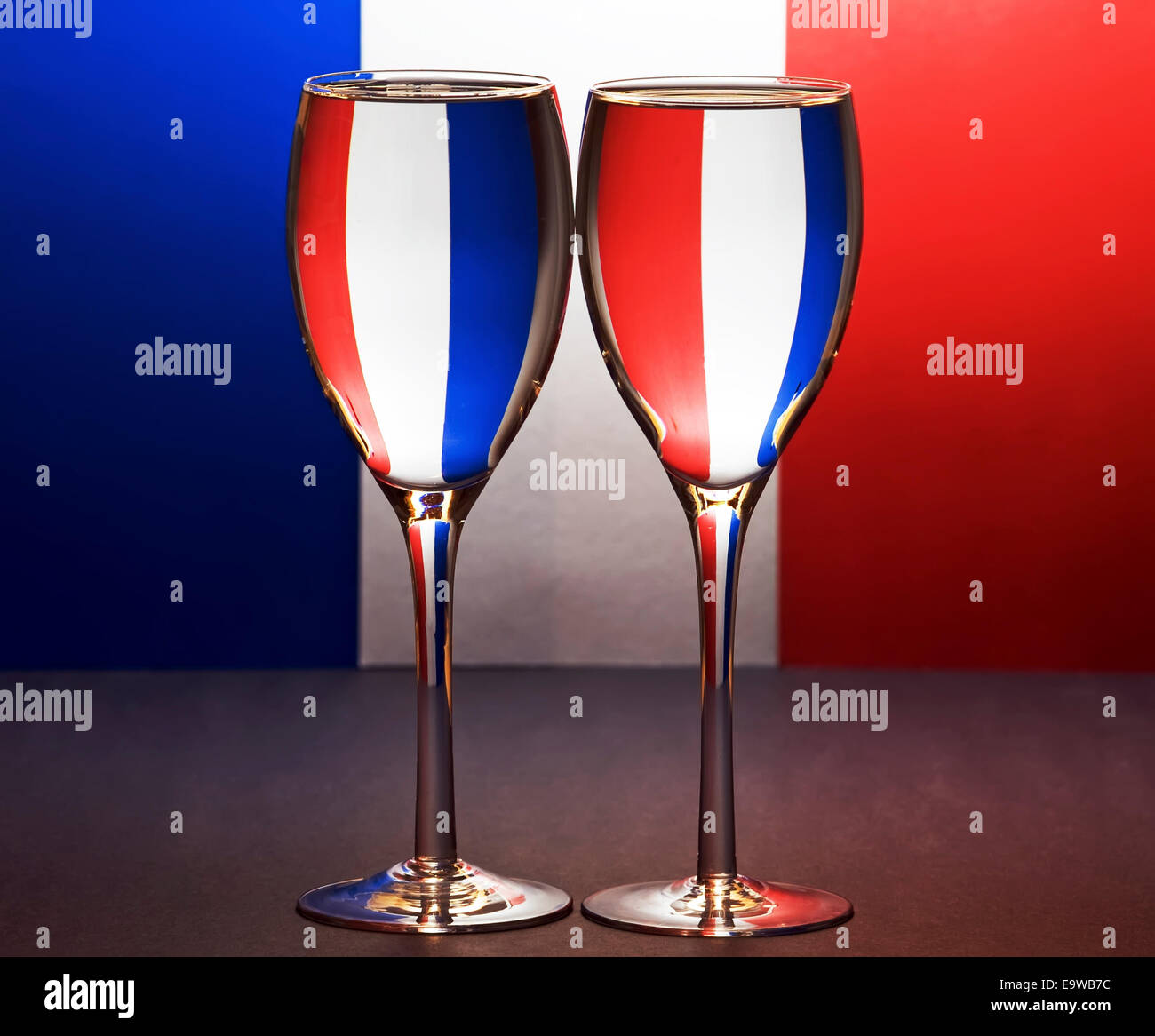 Deux verres d'eau en face d'un rouge, blanc et bleu fond ressemblant à un  drapeau français Photo Stock - Alamy