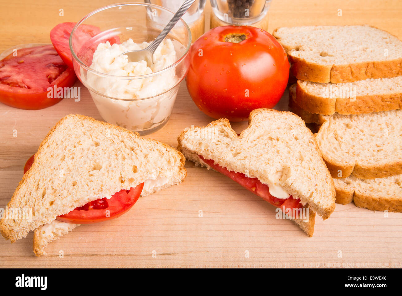 Les ingrédients et la préparation d'un sandwich tomate Banque D'Images