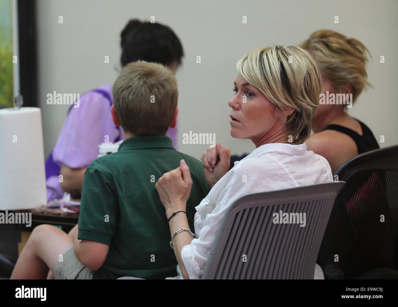 Sharon Stone visite le Beverly Hills de Design sur ongles avec son fils Quinn Kelly Stone pour une manucure et pédicure avec : Sharon Stone,Quinn Kelly Stone, Kelly Stone Où : Los Angeles, California, United States Quand : 30 Avr 2014 Banque D'Images