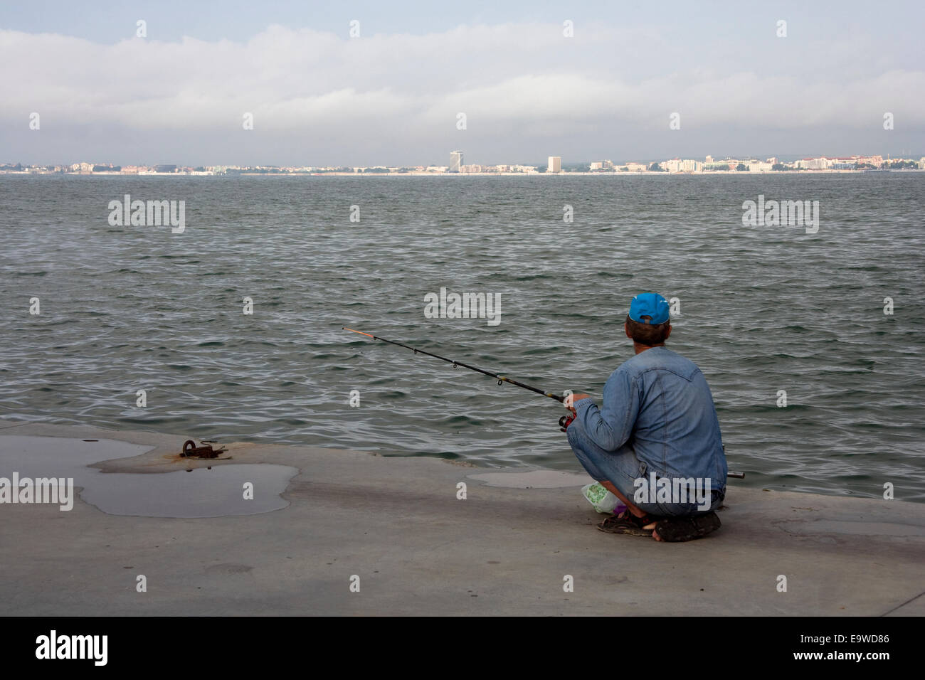 Homme dans un chapeau bleu est la pêche de l'évaluation par les pairs. Saint Vlas, Bulgarie. La mer Noire Banque D'Images
