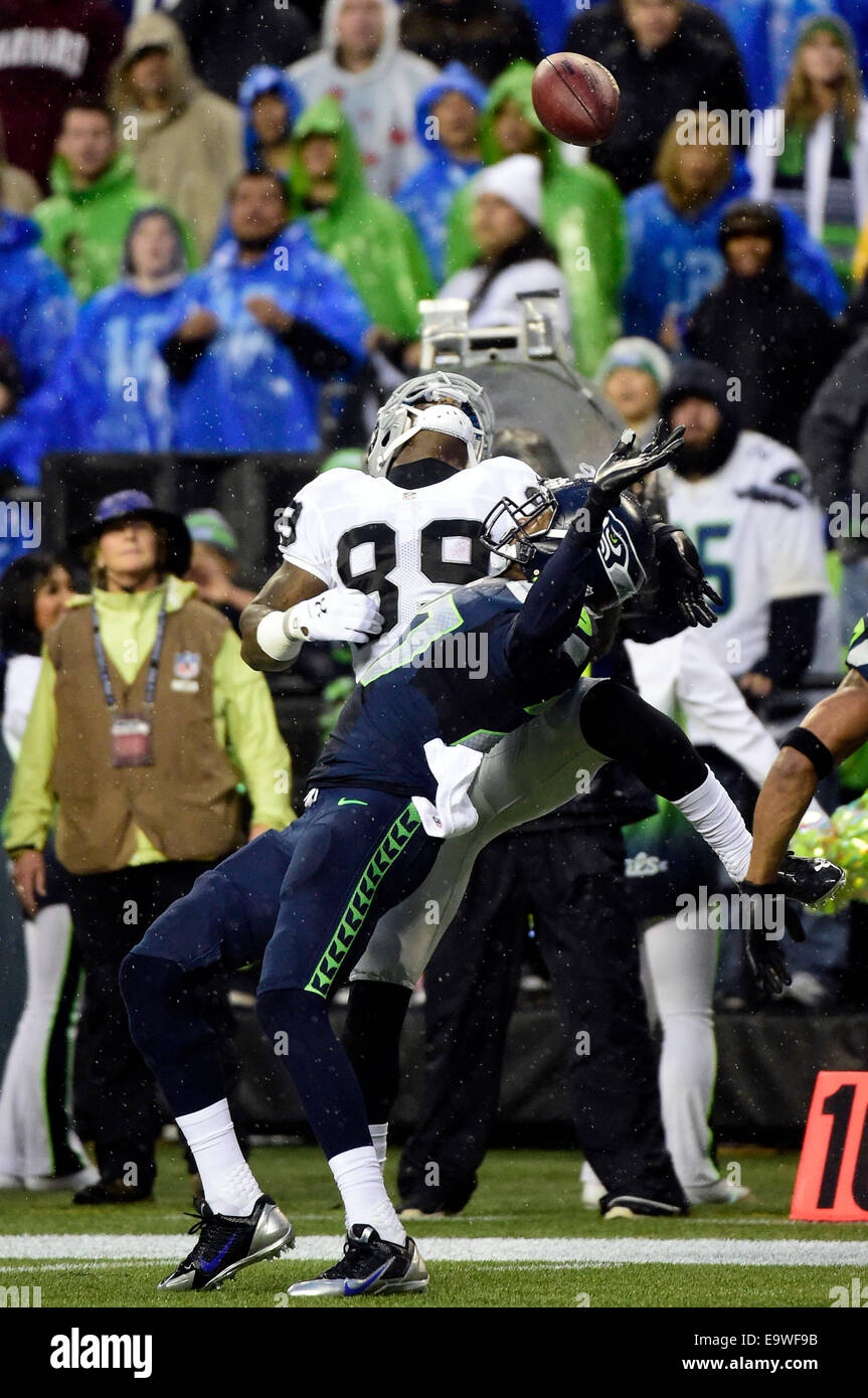 Seattle, Washington, USA. 2 novembre, 2014. Seattle Seahawks Tharold évoluait Simon # 27 casse une passe dans la zone de but destiné pour l'Oakland Raiders wide receiver James Jones # 89 au champ CenturyLink à Seattle, WA.Seahawks défaite les Raiders 30 - 24.George Holland/Cal Sport Media. Credit : Cal Sport Media/Alamy Live News Banque D'Images