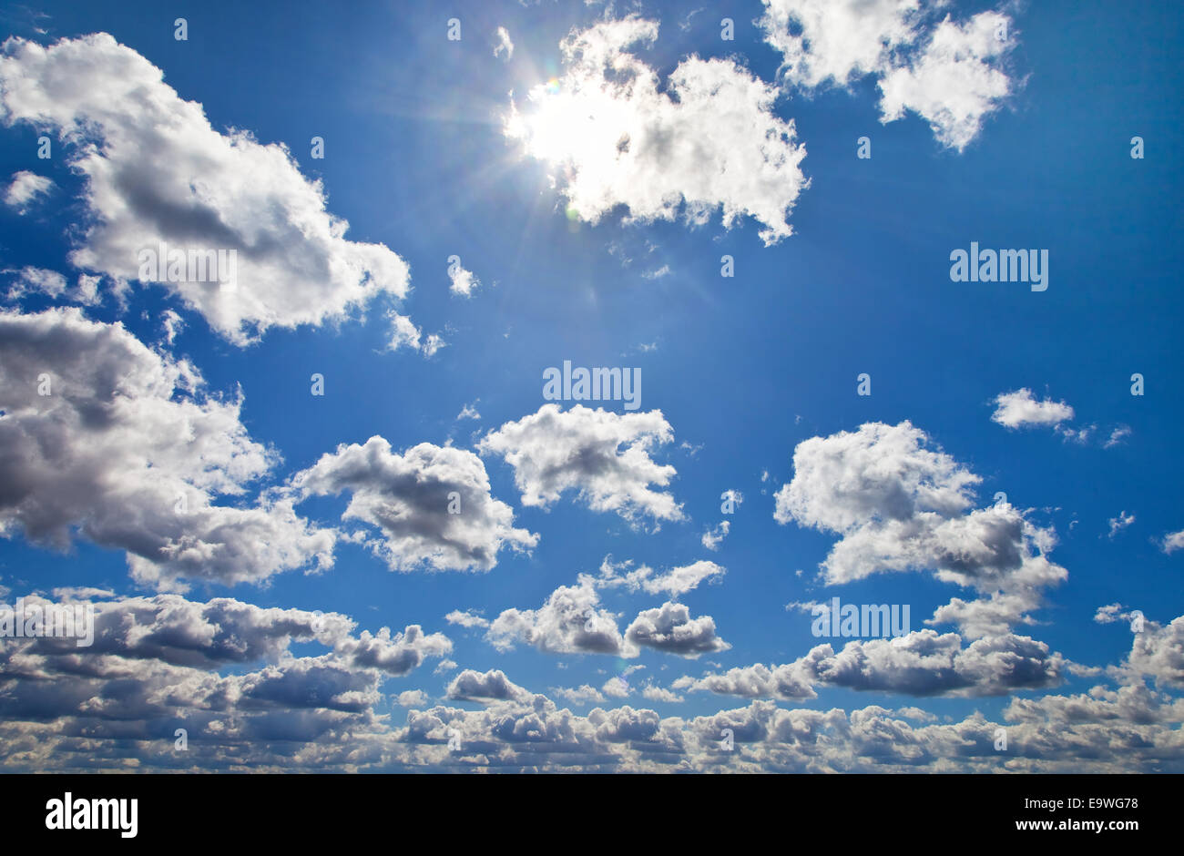 Beau ciel bleu avec des nuages blancs comme arrière-plan Banque D'Images