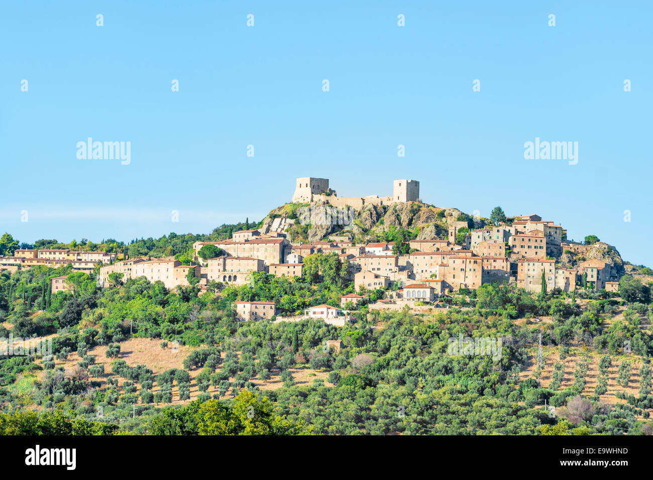 Vue de Montemassi et paysage en Toscane Italie en automne avec ciel bleu Banque D'Images