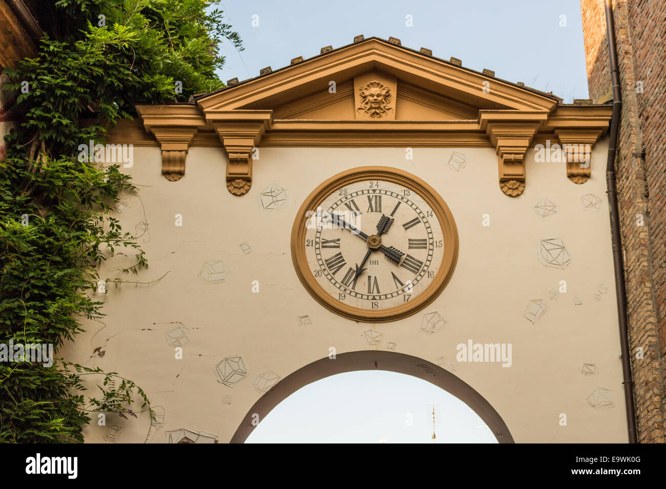 Œuvres d'équilibre peint sur le mur des maisons du petit village médiéval de Dozza près de Bologne en Émilie-Romagne, Italie. Vieille horloge au milieu. Banque D'Images