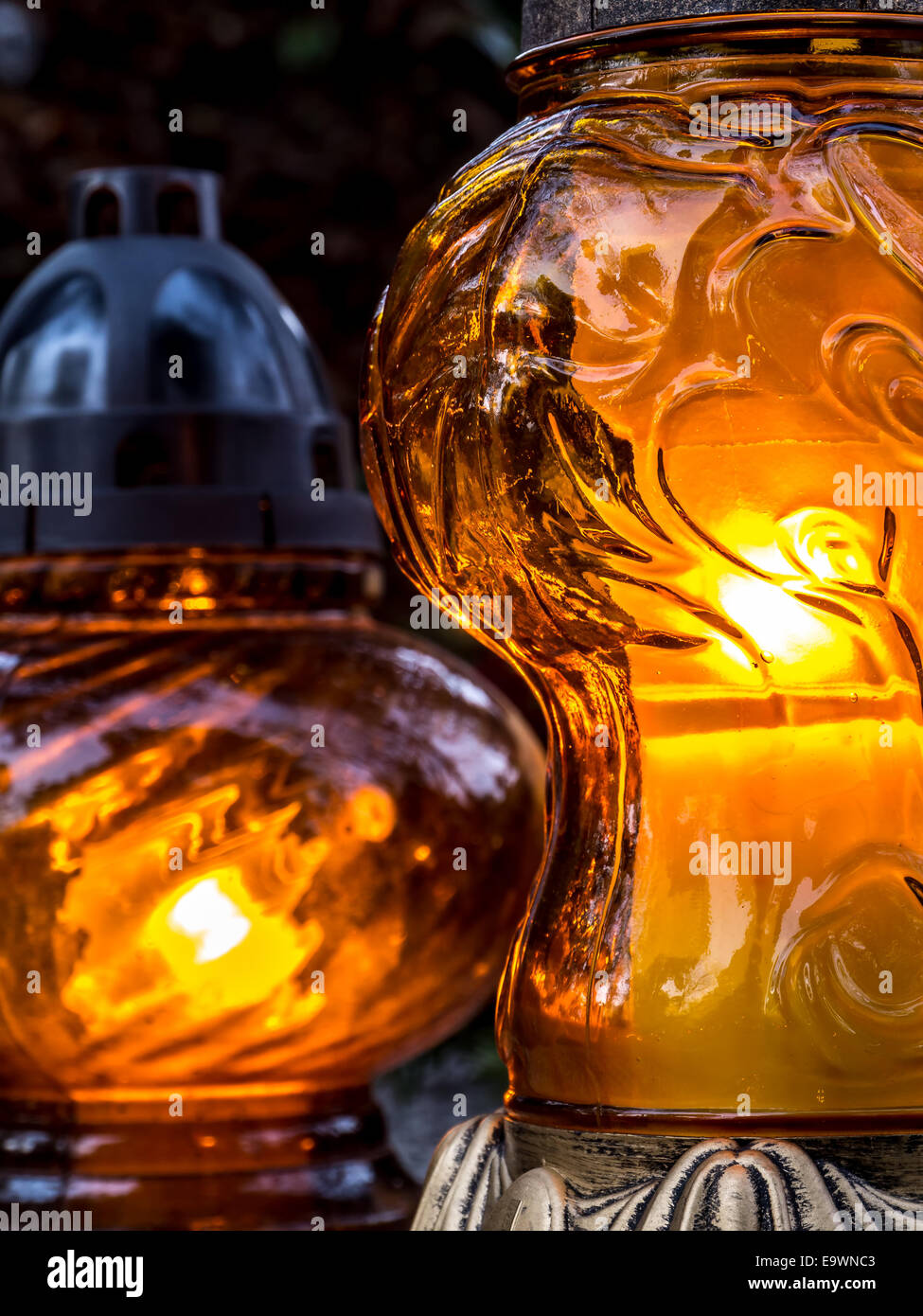 Bougies votives allumées sur pierre tombale Banque D'Images