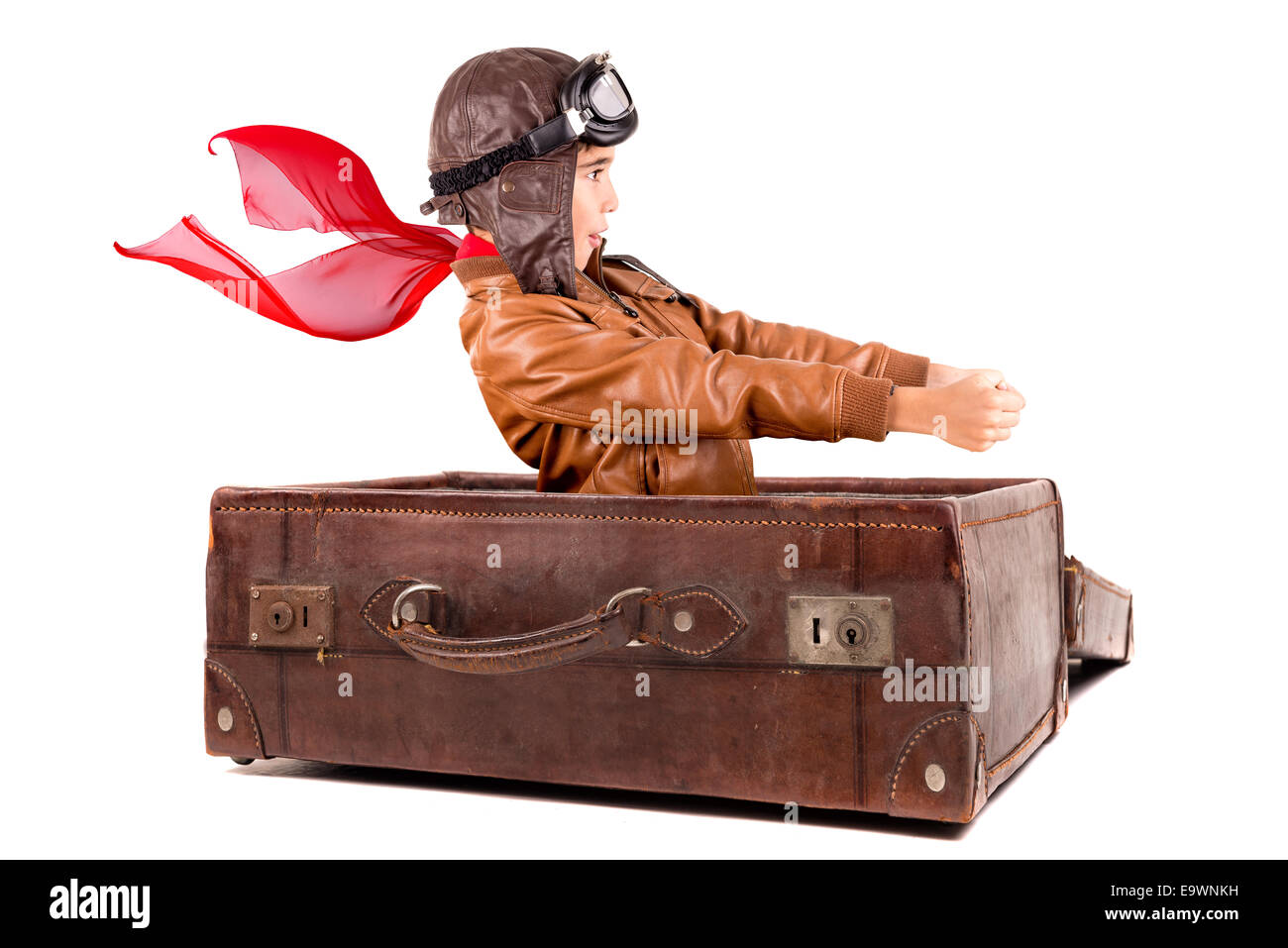 Jeune garçon pilote aux commandes d'une vieille valise en blanc isolé Banque D'Images