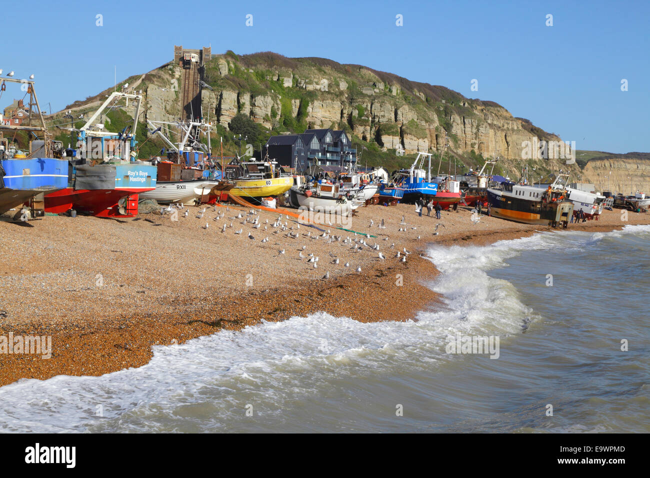 Bateaux de pêche à l'atterrissage sur la vieille ville de Hastings plage stade. Hastings a lancé la plus grande plage de la flotte de pêche de la Bretagne Banque D'Images