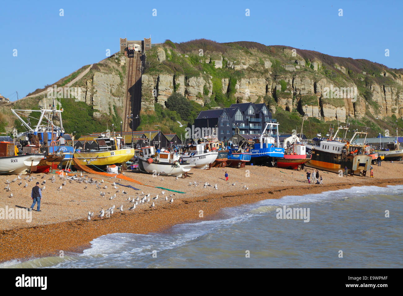 Hastings bateaux de pêche sur la plage Old Town stade, East Sussex, Angleterre, Royaume-Uni, GB. East Hill Cliffs et Cliff Lift, funiculaire, chemin de fer à falaise Banque D'Images