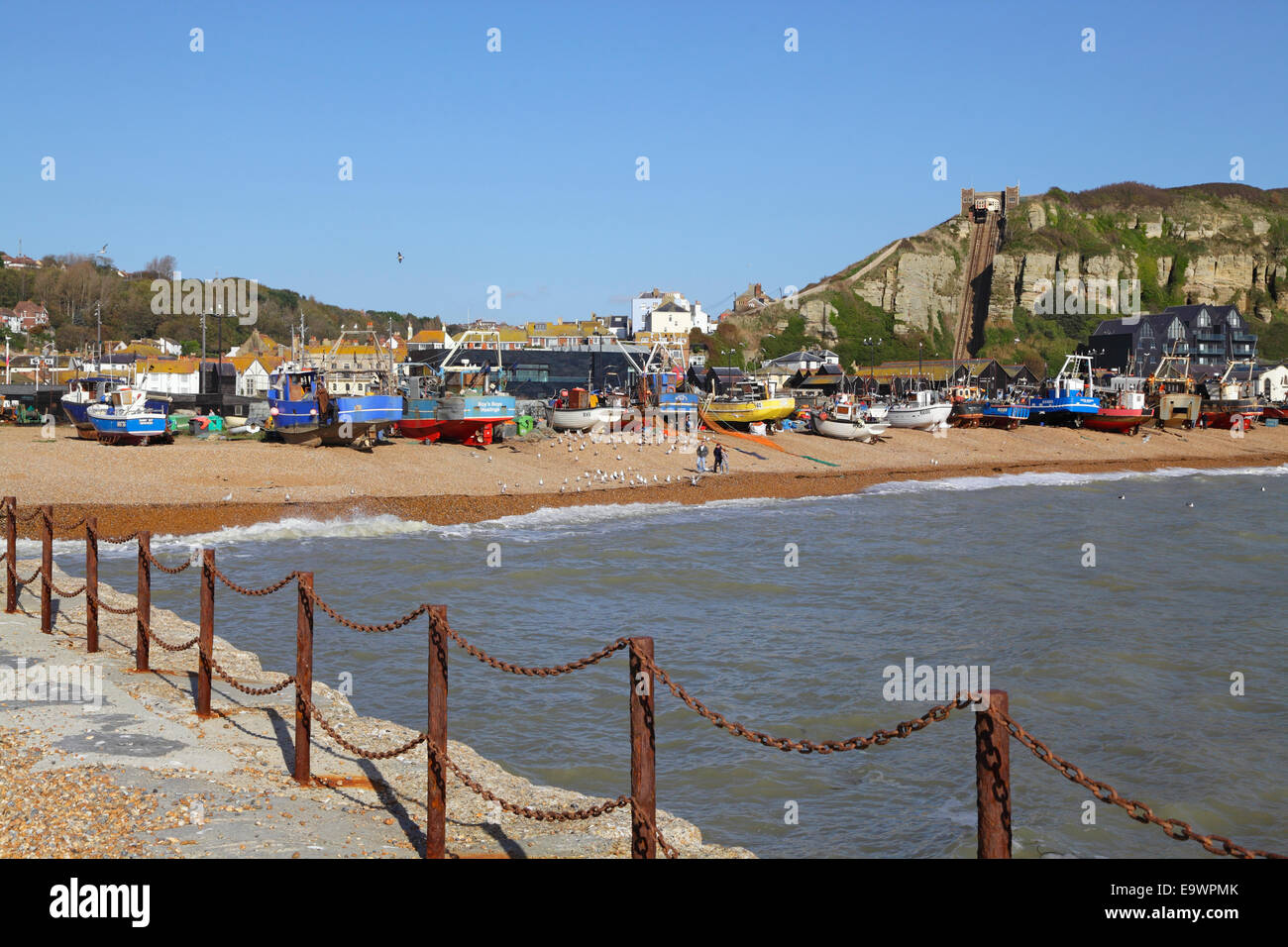 Bateaux de pêche sur la plage de la vieille ville de Stade. Hastings a la plus grande plage de la flotte de pêche a lancé en Grande-Bretagne et en Europe Banque D'Images