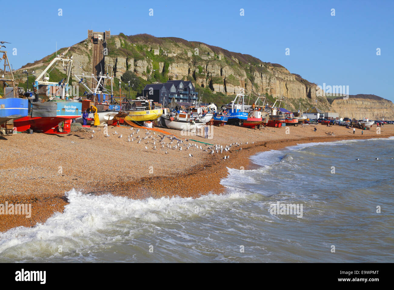 Bateaux de pêche sur la plage près de la vieille ville de Hastings East Sussex UK. Hastings a la plus grande plage lancé flotte de pêche en Europe. Banque D'Images