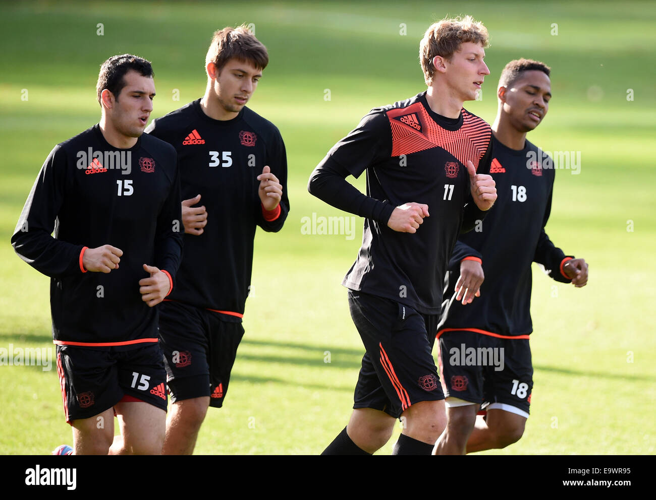 Leverkusen, Allemagne. 06Th Nov, 2014. Leverkusen Emir Spahic, (L-R), Vladlen Yurchenko, Stefan Kiessling, et Wendell pendant la pratique à Leverkusen, Allemagne, 03 novembre 2014. Bayer 04 Leverkusen joue Zenit Saint-Pétersbourg en un match de la Ligue des Champions le 04 novembre 2014. Photo : MARIUS BECKER/dpa/Alamy Live News Banque D'Images