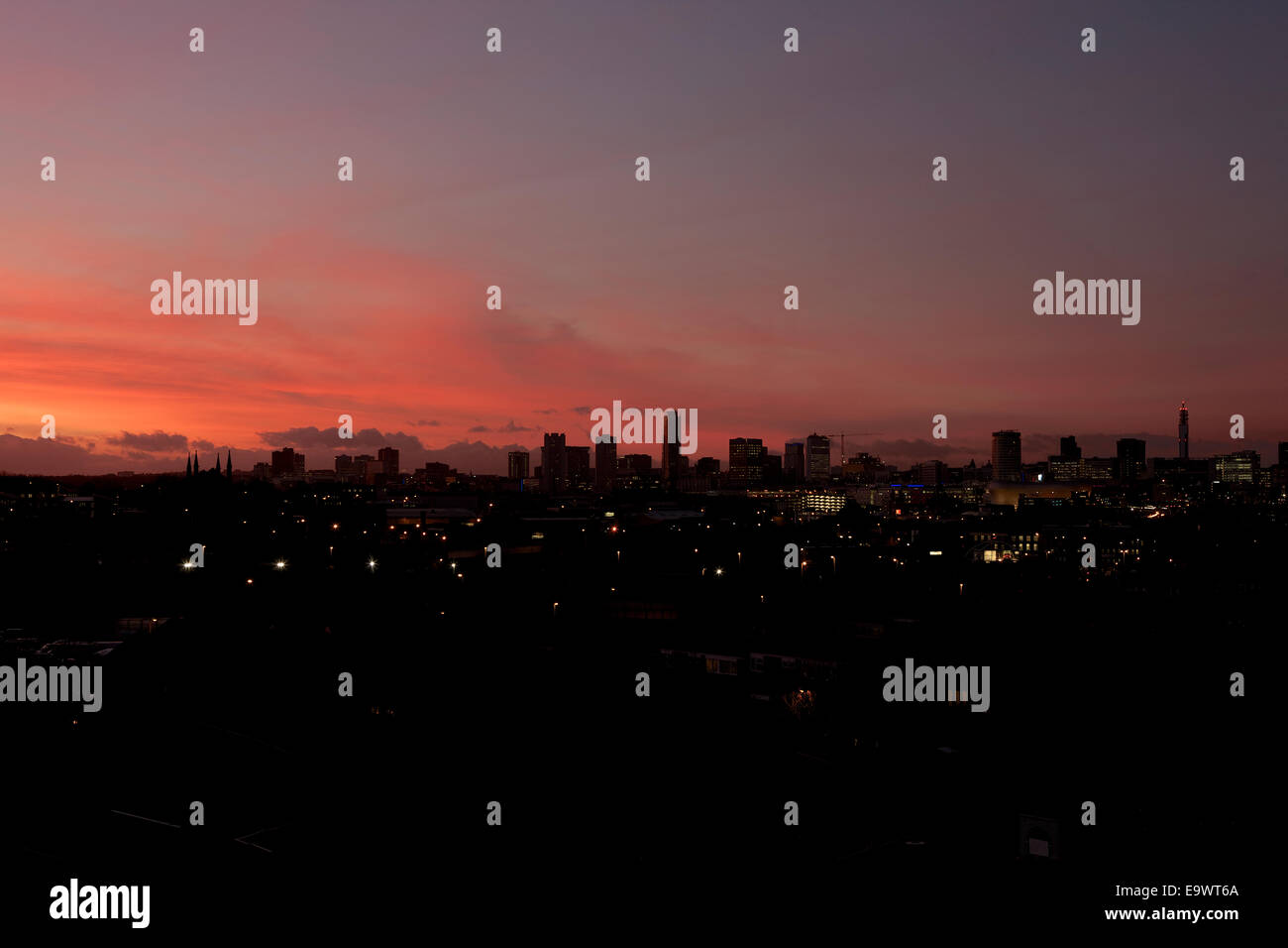Birmingham City avec un ciel rouge Banque D'Images