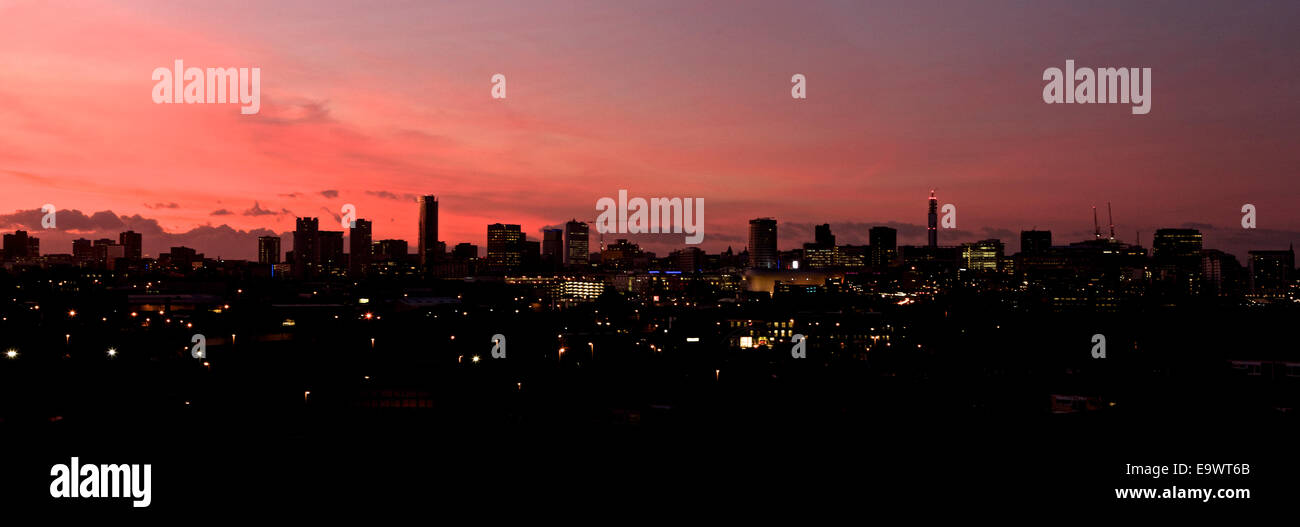 Birmingham City avec un ciel rouge Banque D'Images