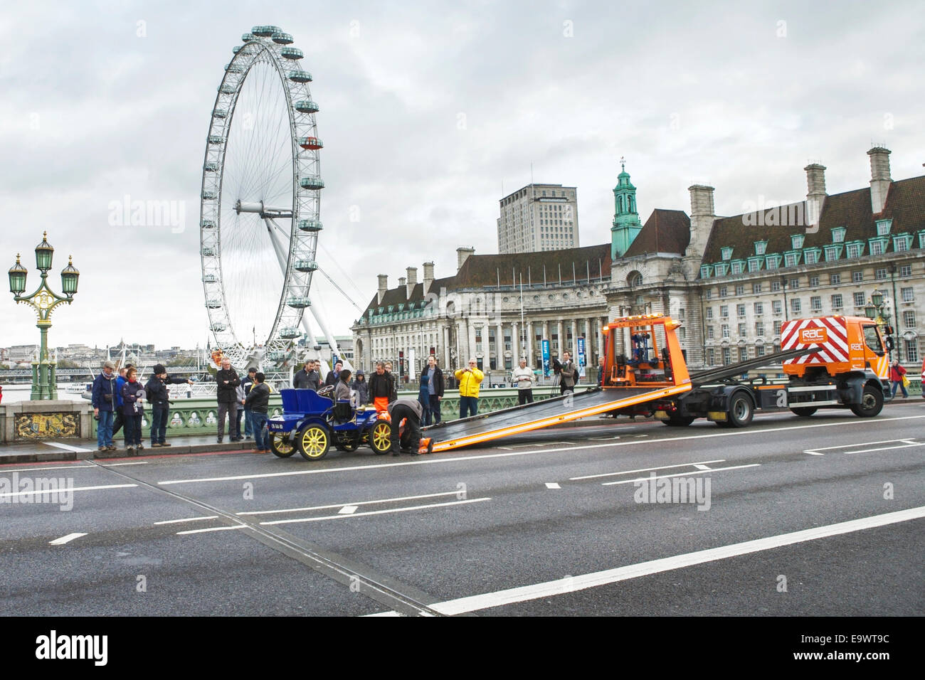 Camion de RAC assiste à ventilation de voiture d'époque de Westminster Bridge, au cours de la London to Brighton Veteran Car Run, London, UK Banque D'Images