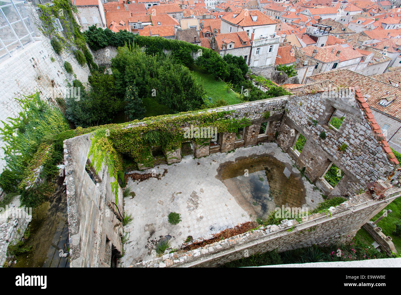 L'un des rares sites dans la vieille ville de Dubrovnik montrant bombardé des vestiges de bâtiments de l'1991-1992 siège de Dubrovnik Banque D'Images