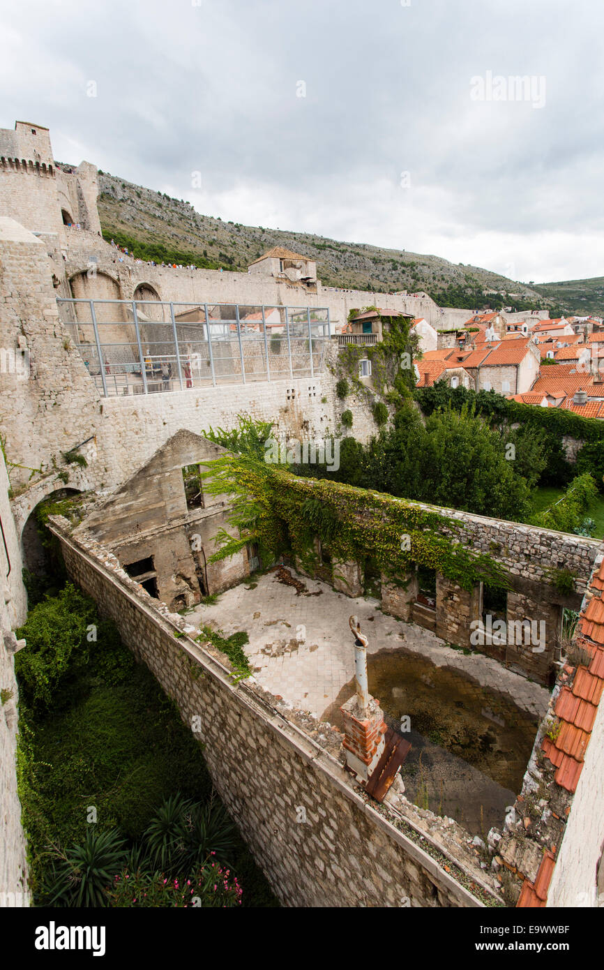 L'un des rares sites dans la vieille ville de Dubrovnik montrant bombardé des vestiges de bâtiments de l'1991-1992 siège de Dubrovnik Banque D'Images
