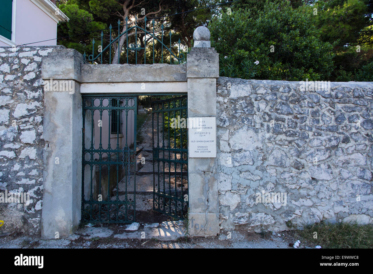 Entrée du vieux cimetière juif à l'Varos collines autour de Split, Croatie. Banque D'Images