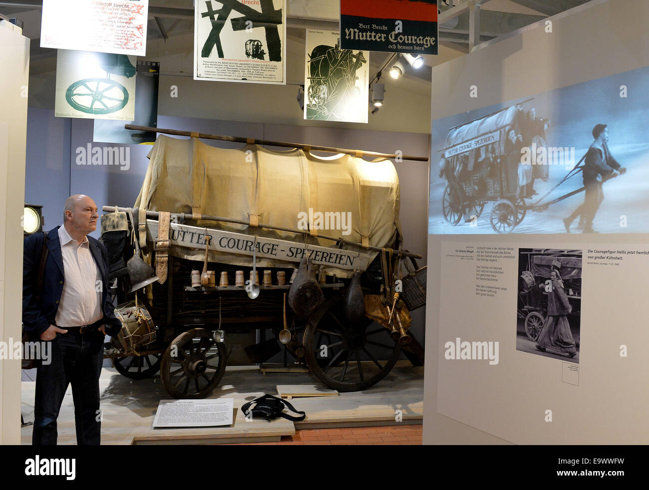 Wernigerode, Allemagne. 06Th Nov, 2014. Un homme à l'exposition sur Bertolt Brecht's play "Mère Courage et ses enfants" dans la remise à bateaux rénové de la maison Brecht-Weigel à Wernigerode, Allemagne, 03 novembre 2014. L'exposition, qui ouvre officiellement 04 novembre 2014, montre l'original chariot couvert dès le début de la production en 1949, des photos, des affiches, et des extraits de films. Photo : BERND SETTNIK/ZB/dpa/Alamy Live News Banque D'Images