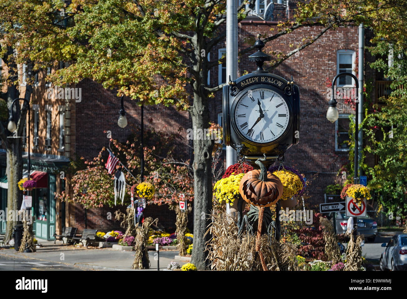 Avec l'horloge de décorations d'automne, Sleepy Hollow, New York, USA Banque D'Images