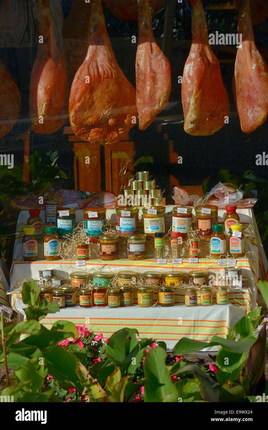 France, Pyrénées Atlantiques, Basse Navarre, Saint-Etienne-de-Baïgorry, une vitrine des produits locaux avec le jambon de Bayonne Banque D'Images
