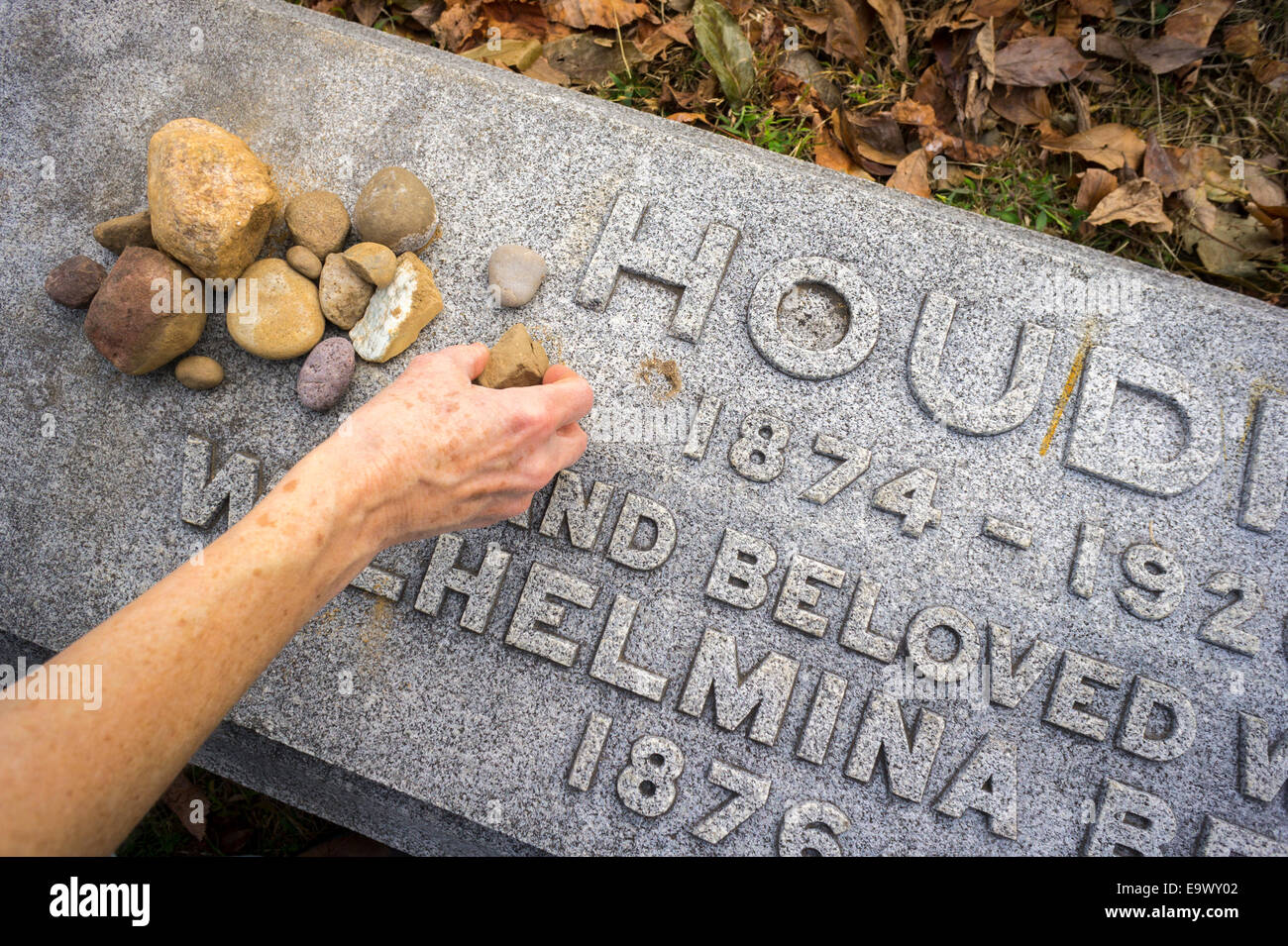 L'endroit de repos final de la célèbre et de l'évasion Harry Houdini magicien est vu à Macpéla cimetière dans le Queens à New York Banque D'Images
