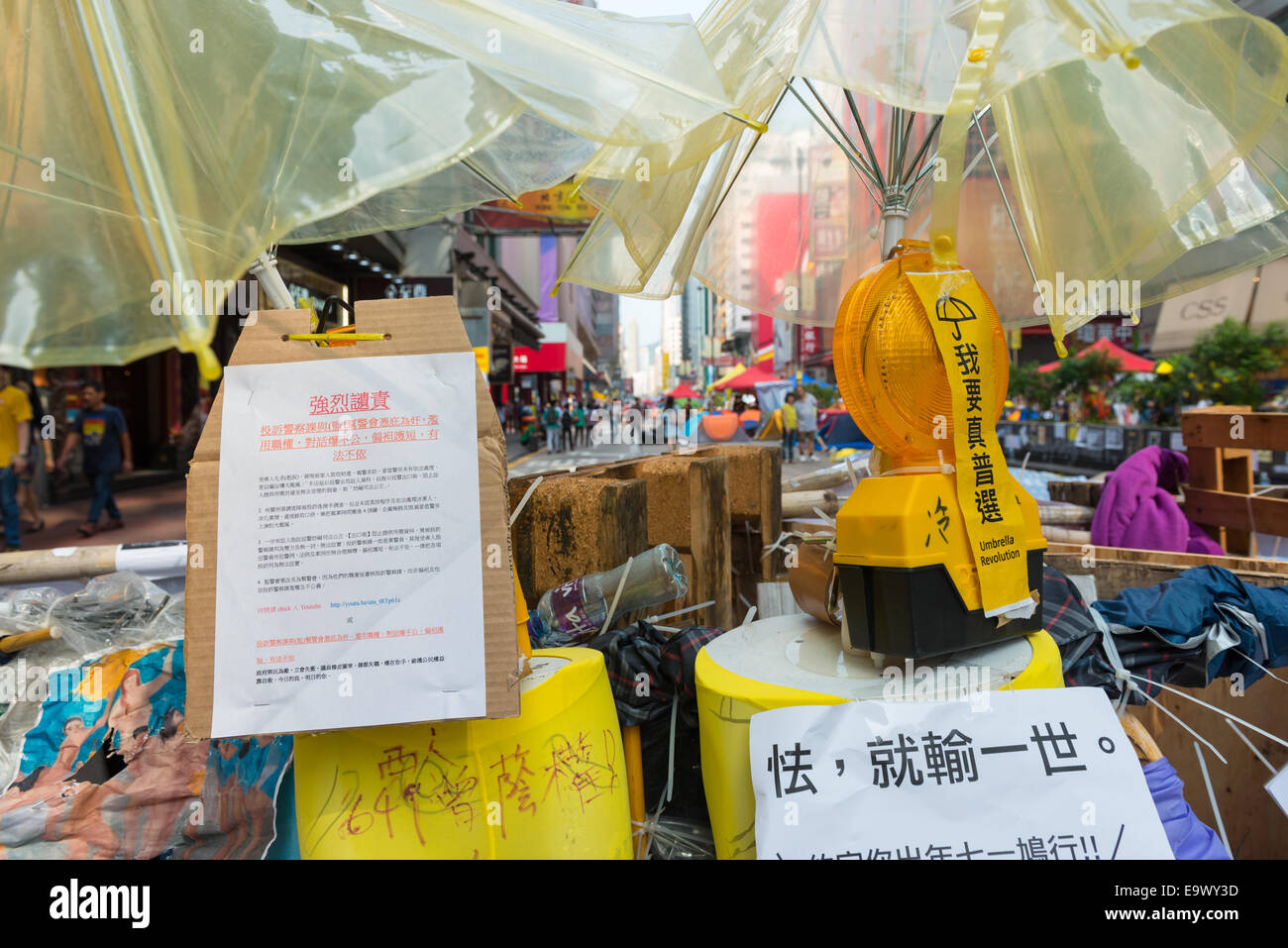 Hong Kong, Chine. 2 novembre, 2014. Les étudiants, les militants de la démocratie pro et d'autres partisans de occuper le centre, maintenant appelé le mouvement ou le parapluie Parapluie,révolution demeurent dans Mong Kok. Des barricades sur Nathan Road à Mong Kok. Banque D'Images