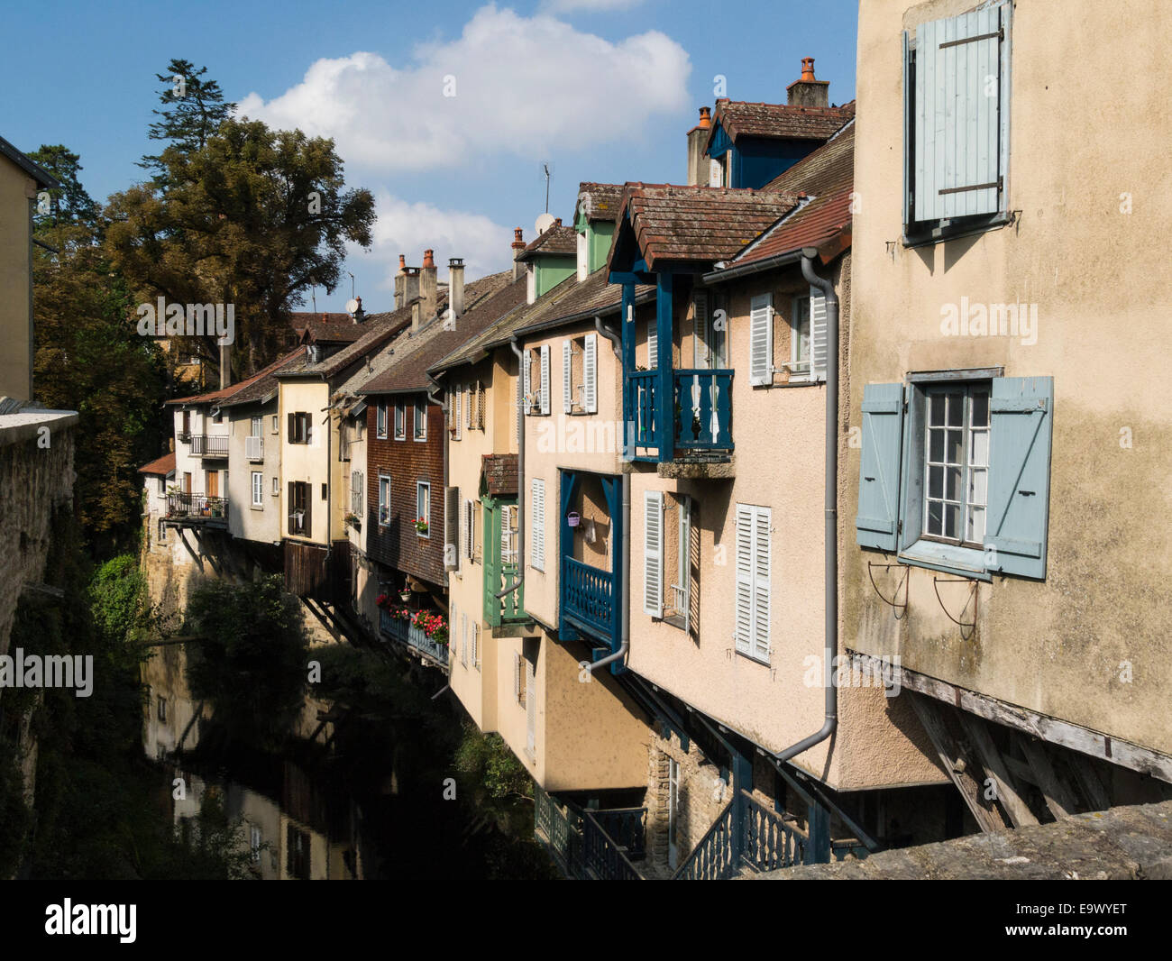 Maisons surplombant la rivière Cuisance historique dans le centre d'Arbois Jura France UE de l'Est Banque D'Images