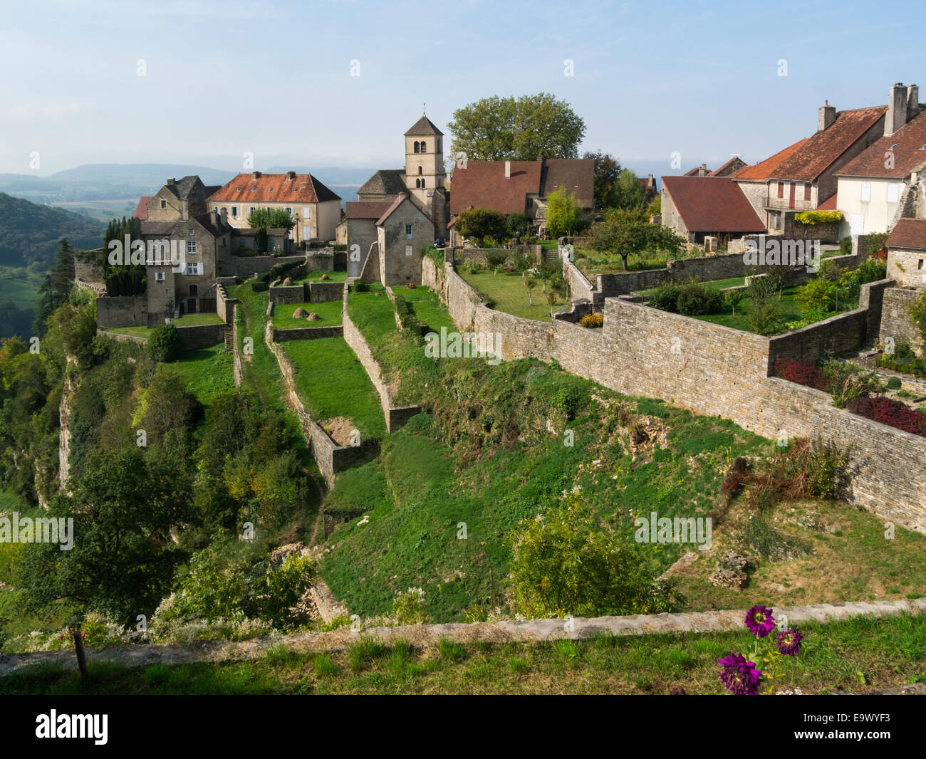 Les pentes en terrasses de Chateau Chalon village célèbre pour la production du Vin Jaune Vin Jaune Jura France de l'est vu de l'UE sur une belle journée d'octobre météo Banque D'Images