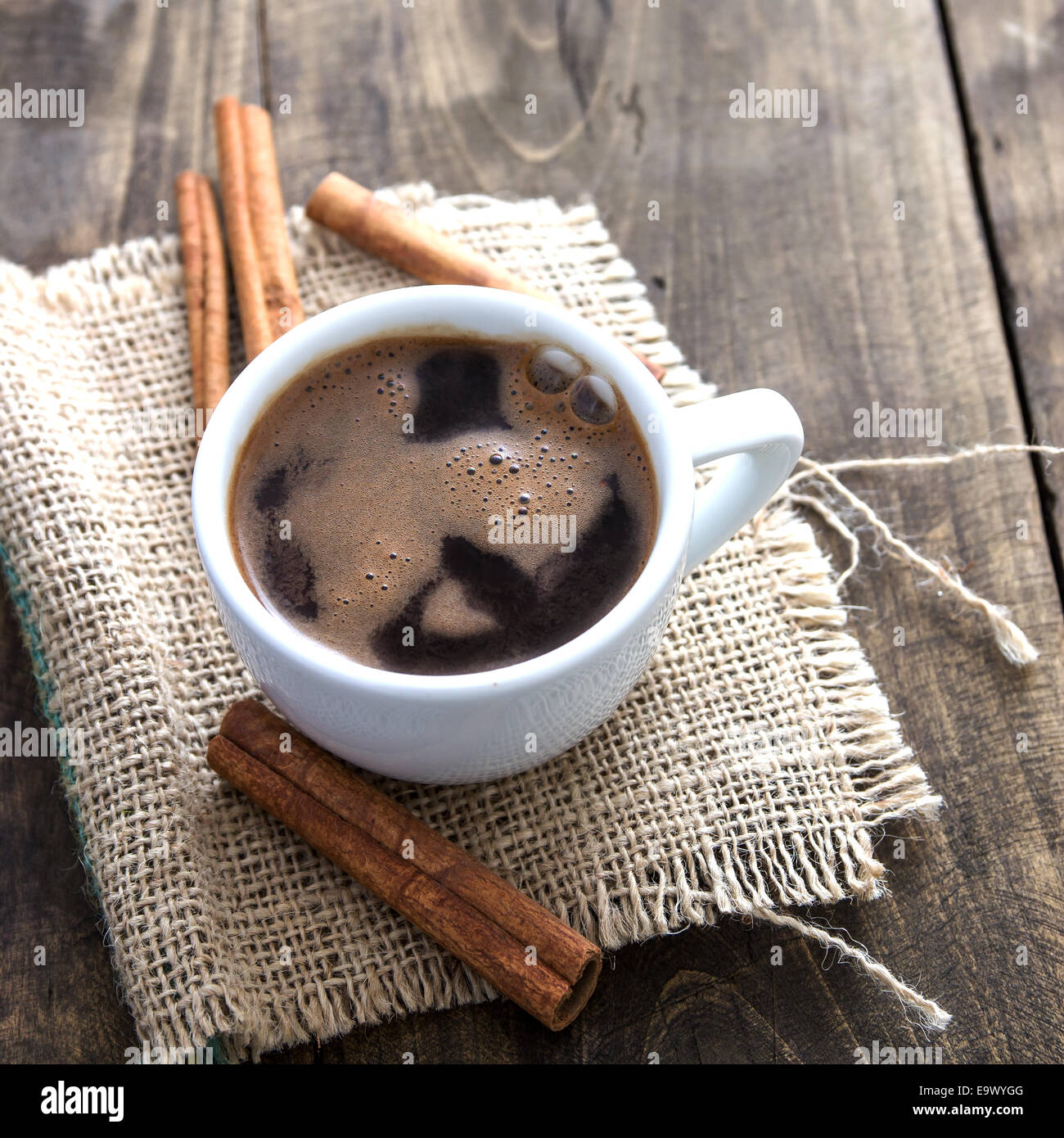 Tasse de café avec des bâtons de cannelle sur le bois, style rustique Banque D'Images