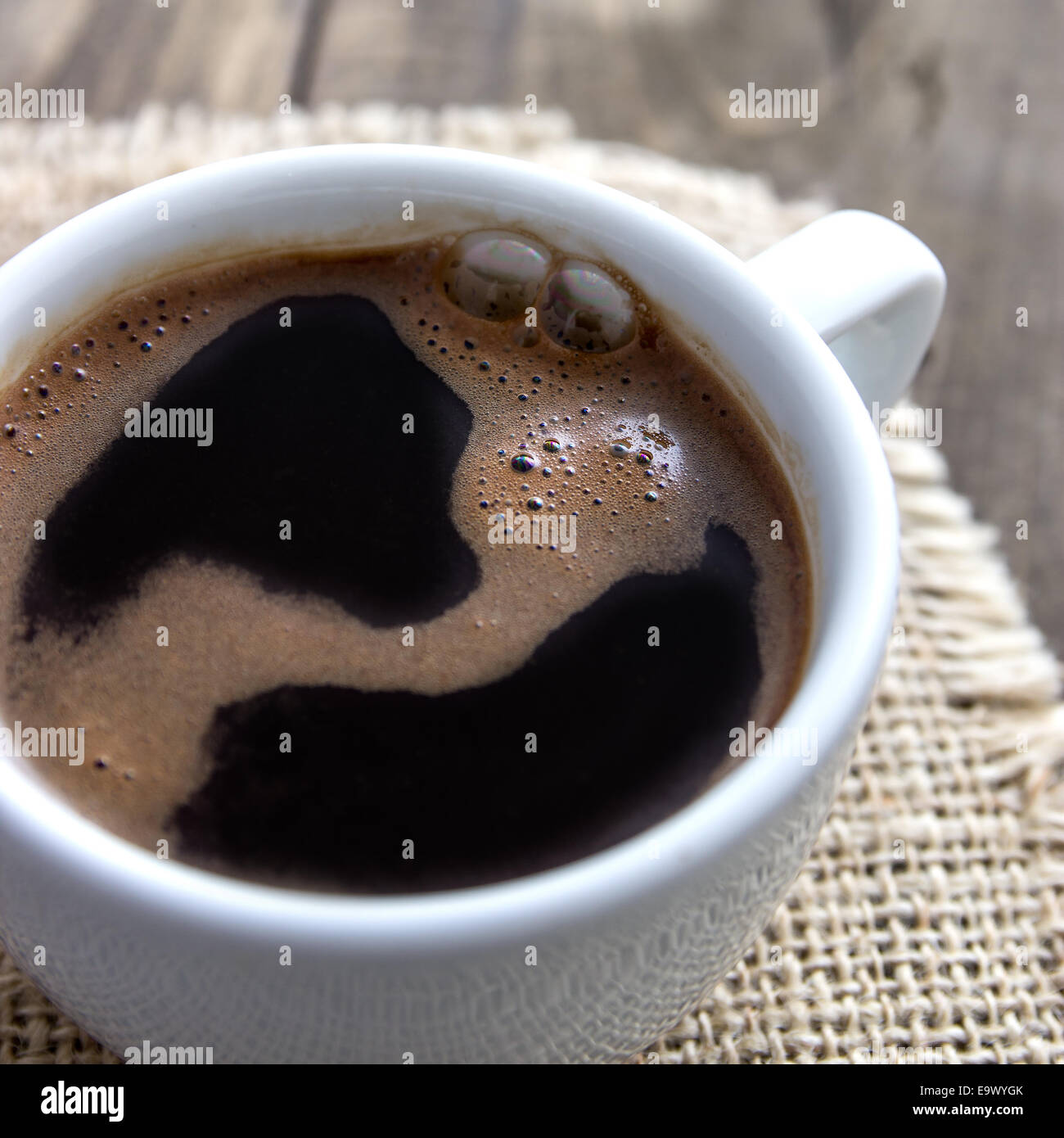 Close-up d'une merveilleuse tasse de café sur fond de bois Banque D'Images