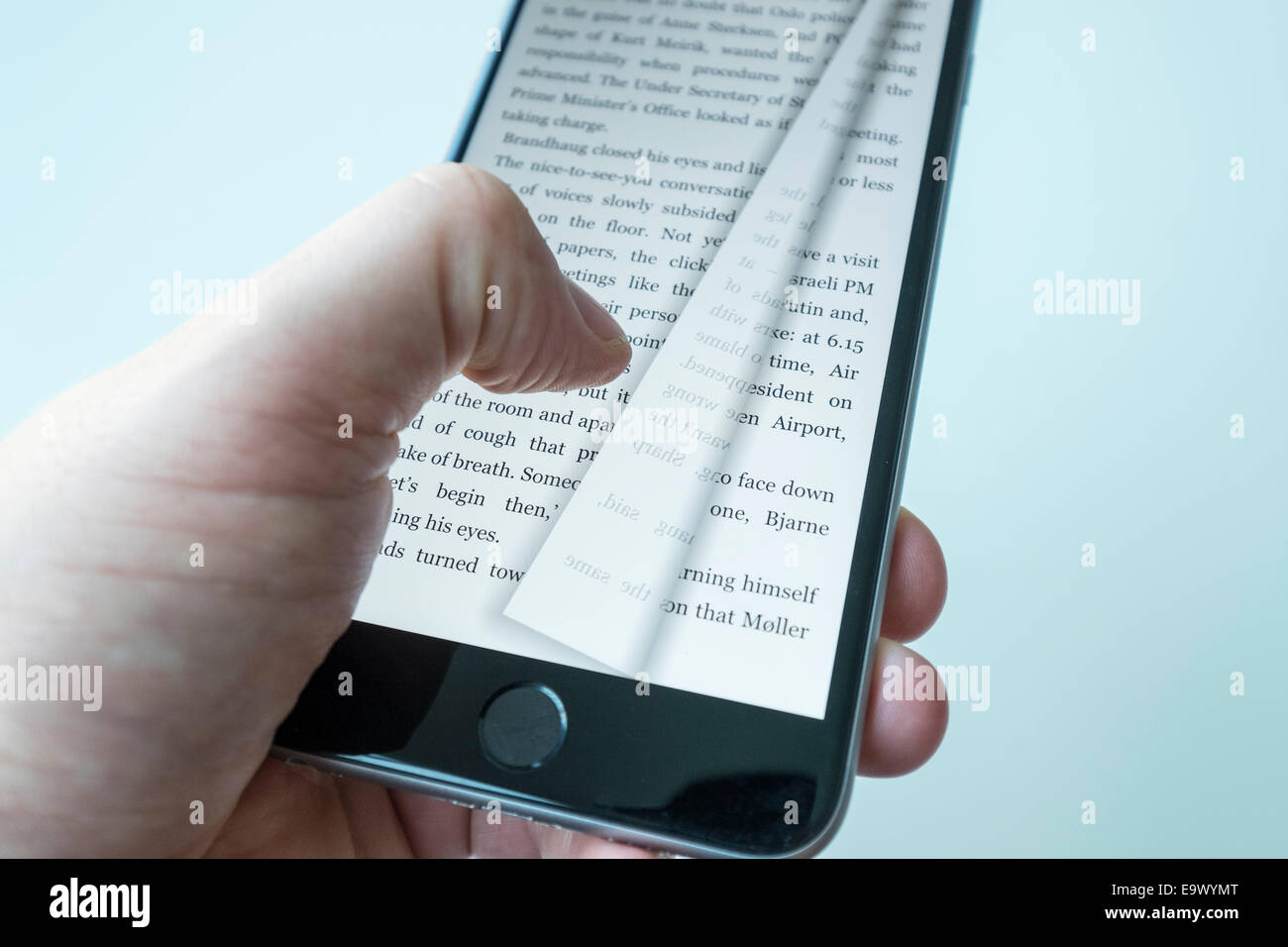 La lecture d'un e-book sur un iPhone 6 Plus smart phone Banque D'Images
