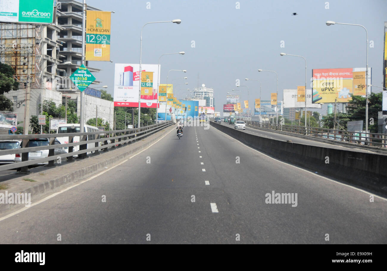 Dhaka, Bangladesh. 29Th sep 2014. Route est presque vide pendant une grève de 72 heures à l'échelle nationale appliquée par le plus grand parti islamiste du Bangladesh Jamaat-e-Islami qui exigeaient la libération de leur chef de parti à Dhaka, Bangladesh, le 3 novembre 2014. Le plus grand parti islamiste du Bangladesh a demandé 72 heures de grève à l'échelle du pays pour protester contre le jugement du tribunal qui a condamné son chef Motiur Rahman Nizami peine de mort pour crimes de guerre. © Shariful Islam/Xinhua/Alamy Live News Banque D'Images