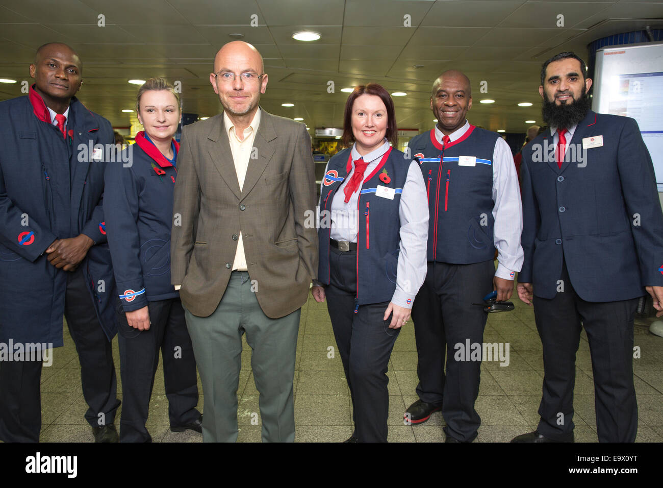 Londres, Royaume-Uni. 3 novembre, 2014. Le personnel du tube de nouveaux  uniformes, Oxford Circus, Londres, Royaume-Uni 03.11.2014 Aujourd'hui,  Transport for London personnel Tube portant de nouveaux uniformes conçus  par Wayne Hemingway. Le