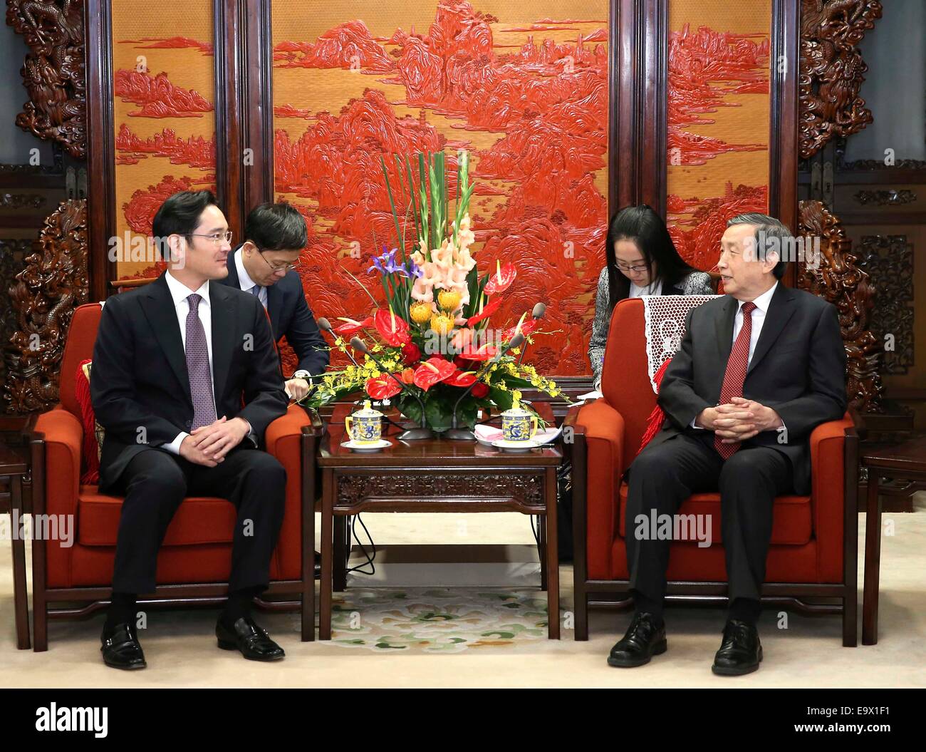 Beijing, Chine. 29Th sep 2014. Le vice-Premier ministre chinois Ma Kai (R, à l'avant) se réunit avec Lee Jae-yong, vice-président de Samsung Electronics, à Beijing, capitale de la Chine, le 3 novembre 2014. © Pang Xinglei/Xinhua/Alamy Live News Banque D'Images