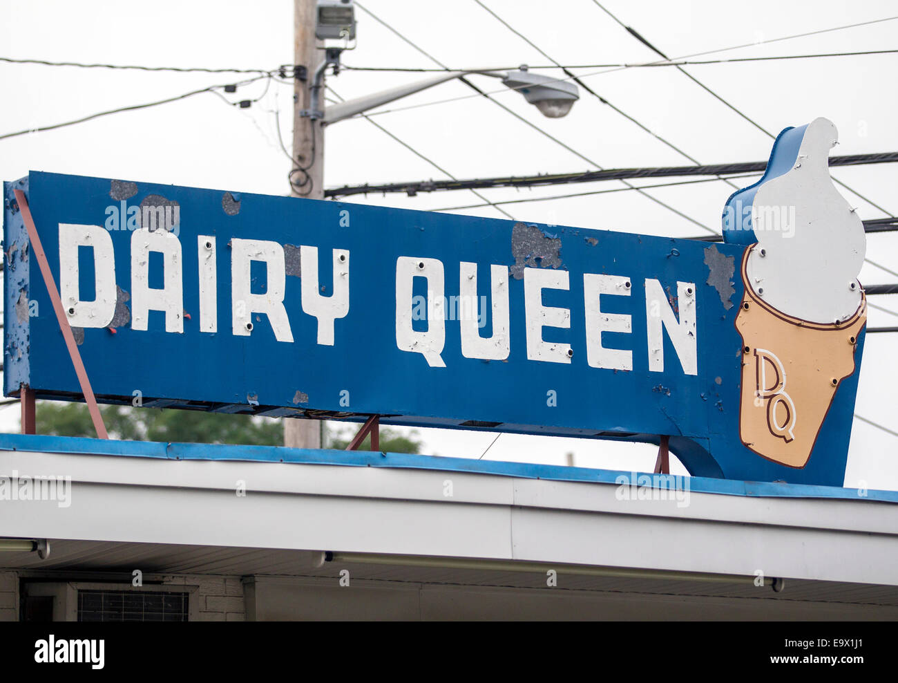 Un Dairy Queen signe au-dessus d'un magasin de crème glacée. Banque D'Images