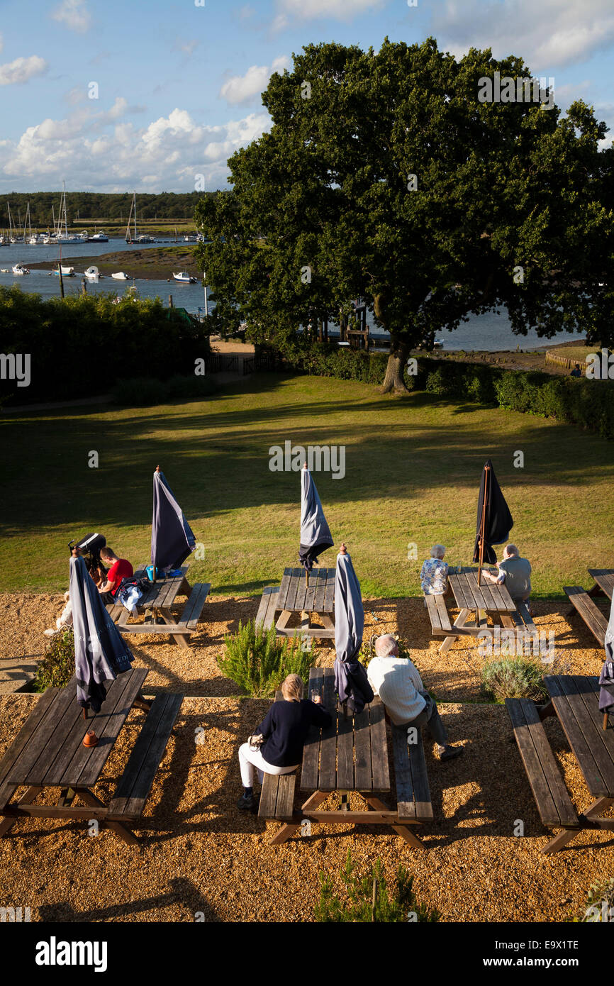 Regardant vers le bas sur les gens assis à des tables banc pub soirée de lumière du soleil à Milford On Sea Banque D'Images