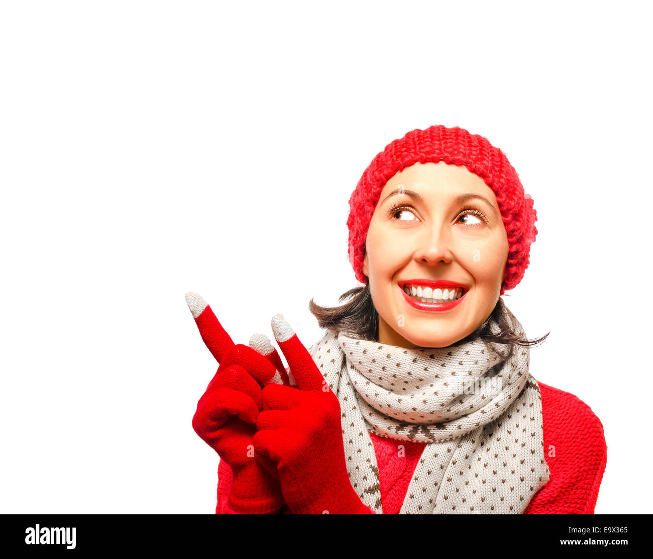 Girl in winter clothes smiling et montrant le haut Banque D'Images