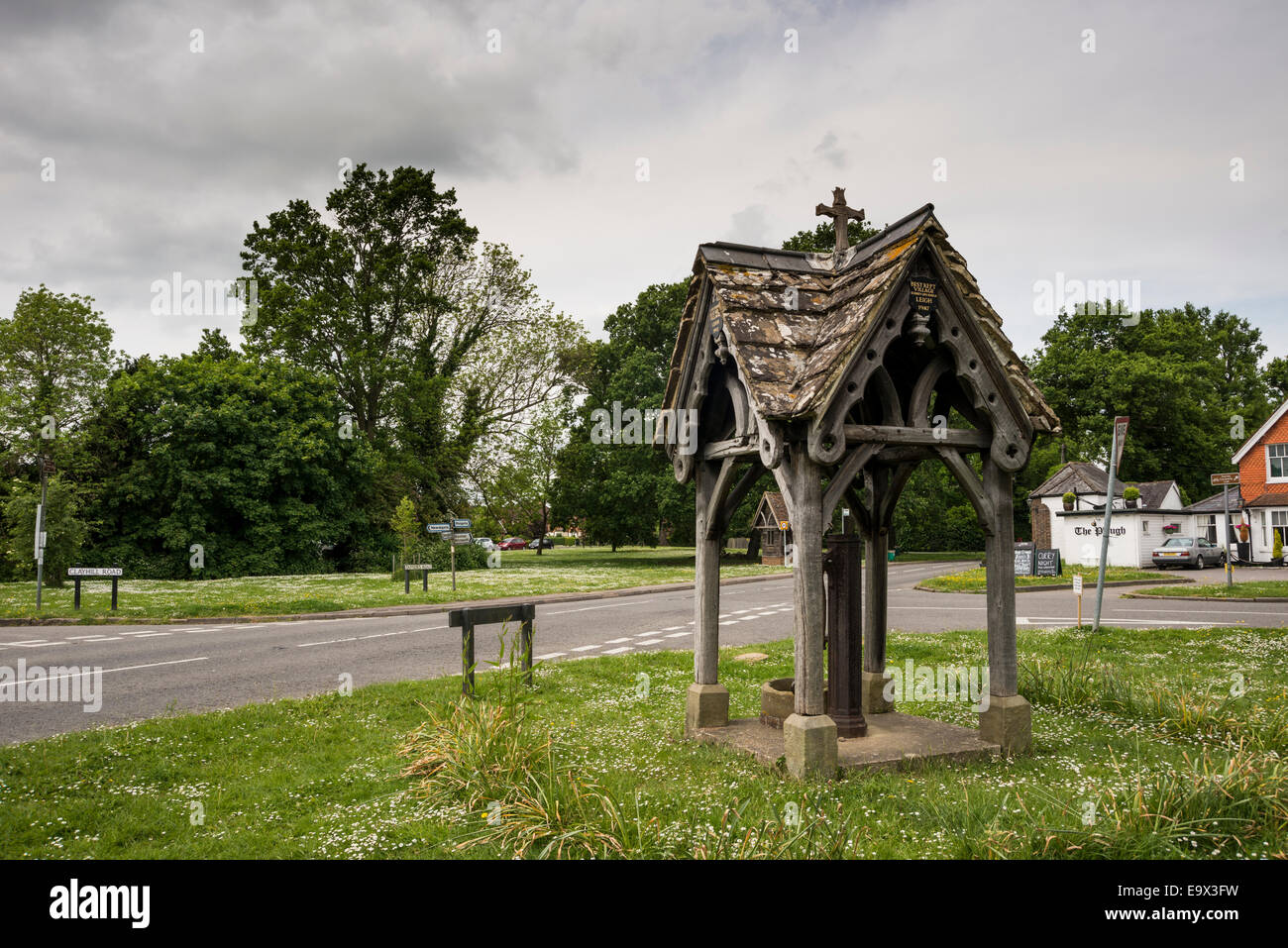 La tête de puits dans le village de Leigh, à Surrey, UK Banque D'Images