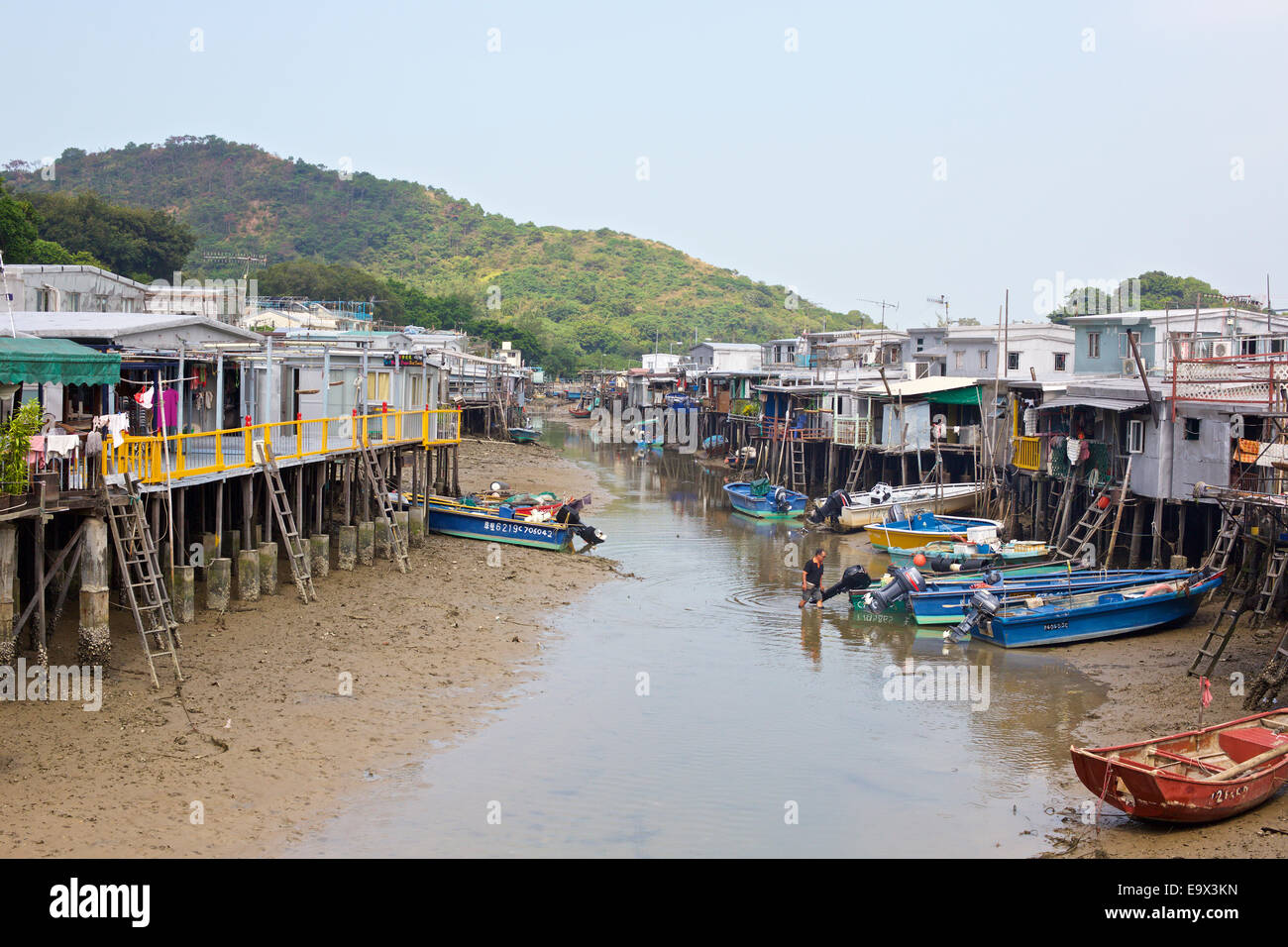 Marée basse dans la rivière par les nombreuses maisons sur pilotis à Tai O, village de pêcheurs chinois historique sur l'île de Lantau, à Hong Kong. Banque D'Images