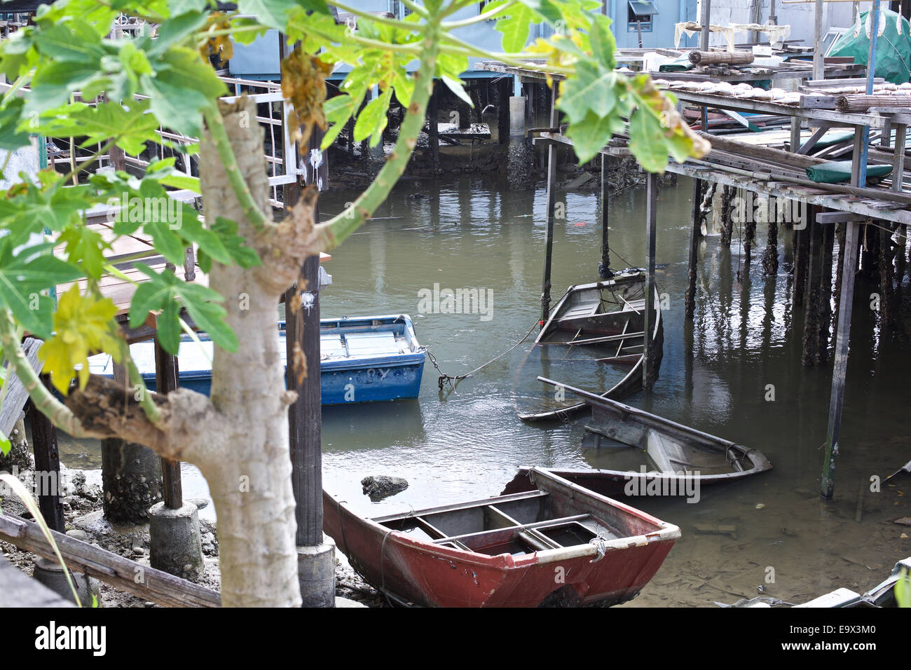 Épaves de bateaux de pêche chinois abandonné dans le village de pêcheurs de Tai O, Lantau Island, Hong Kong. Banque D'Images