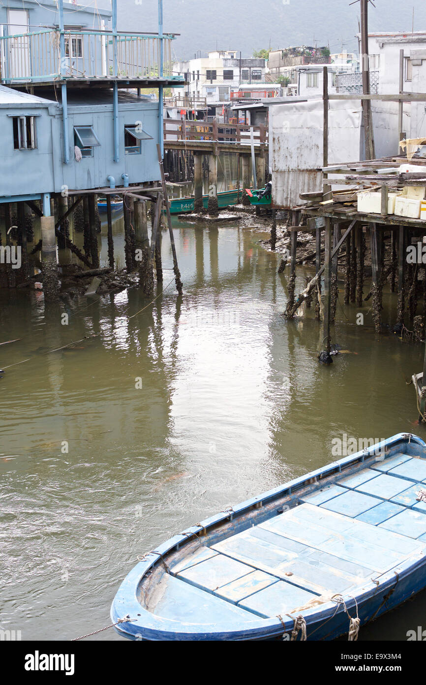 Cabanes de pêche sur pilotis en décomposition dans un village de pêcheurs traditionnel chinois à Tai O sur l'île de Lantau, à Hong Kong. Banque D'Images