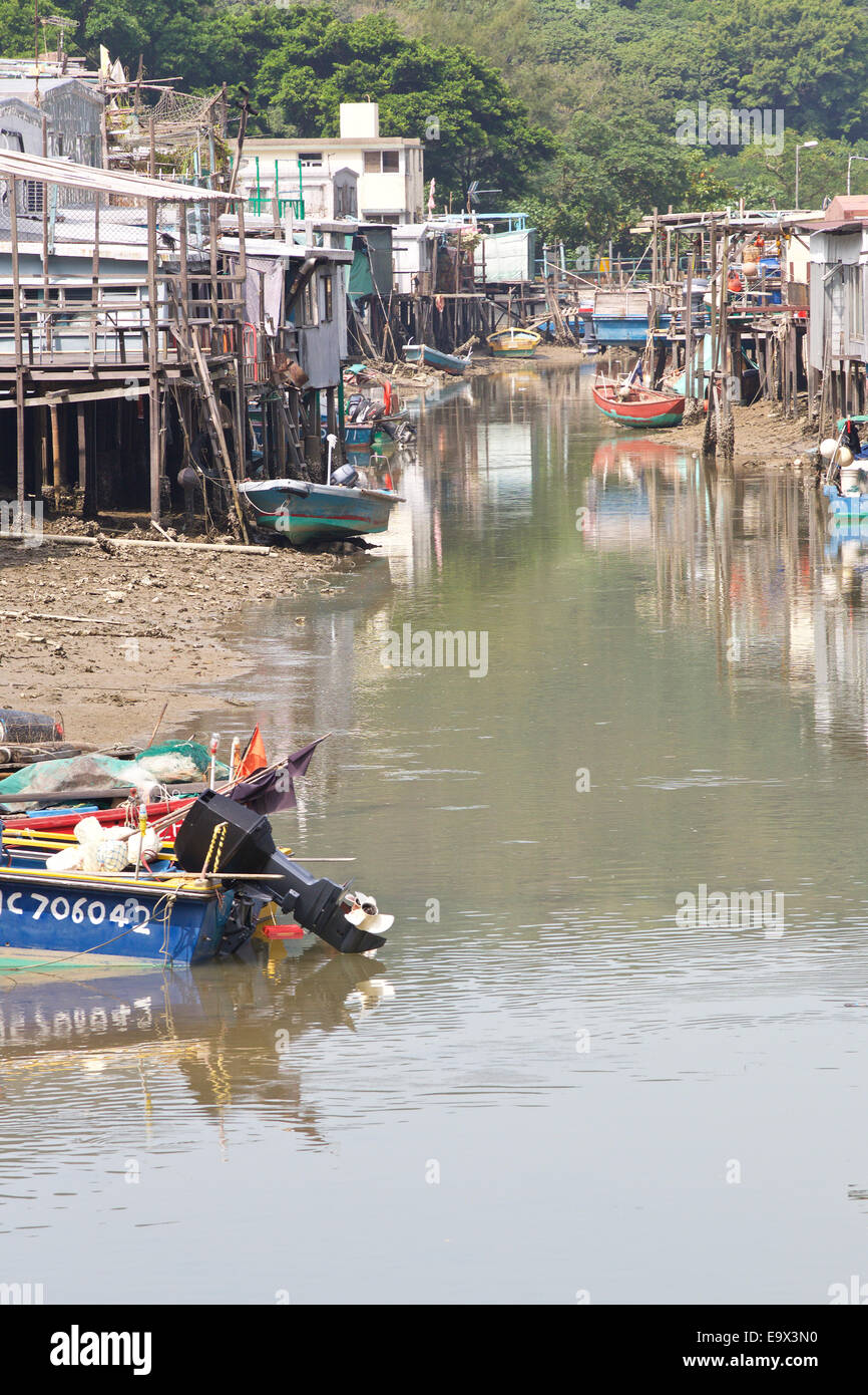 Marée basse dans la rivière par les nombreuses maisons sur pilotis à Tai O, village de pêcheurs chinois historique sur l'île de Lantau, à Hong Kong. Banque D'Images