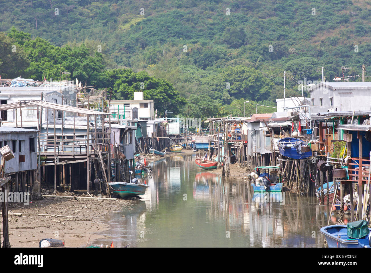 Marée basse dans la rivière par les nombreuses maisons sur pilotis à Tai O, Lantau Island, Hong Kong. Banque D'Images