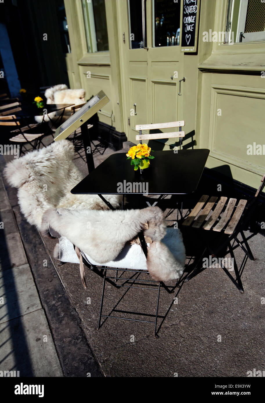 Housses de siège en peau de mouton pour siège en dehors de pub, Marylebone, London, England, UK Banque D'Images