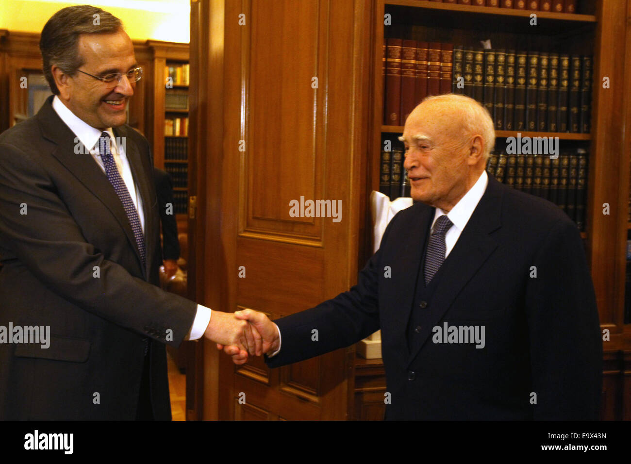 Athènes, Grèce. 29Th sep 2014. Le président grec Karolos Papoulias (R), serre la main du Premier Ministre grec Antonis Samaras au Presidential Mansion à Athènes, Grèce, le 3 novembre 2014. © Marios Lolos/Xinhua/Alamy Live News Banque D'Images